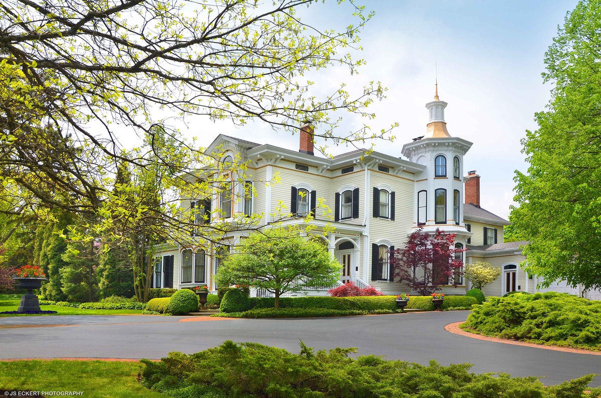 660 N. Sheridan Road, Lake Forest Illinois 60045 eBrochure