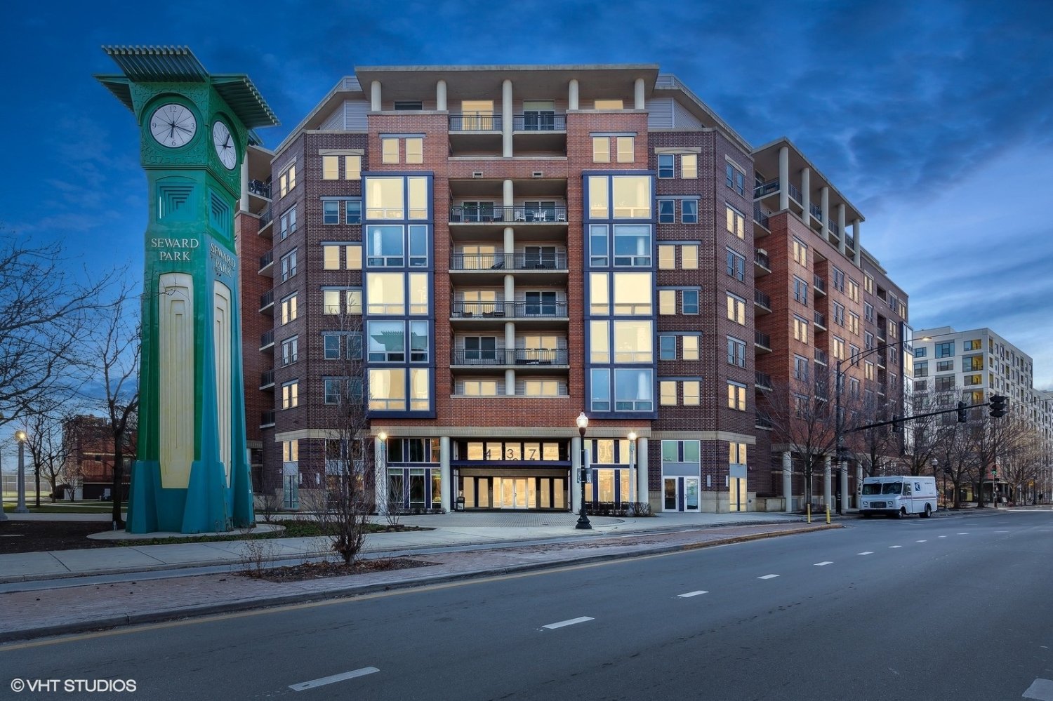 437 W Division St #905