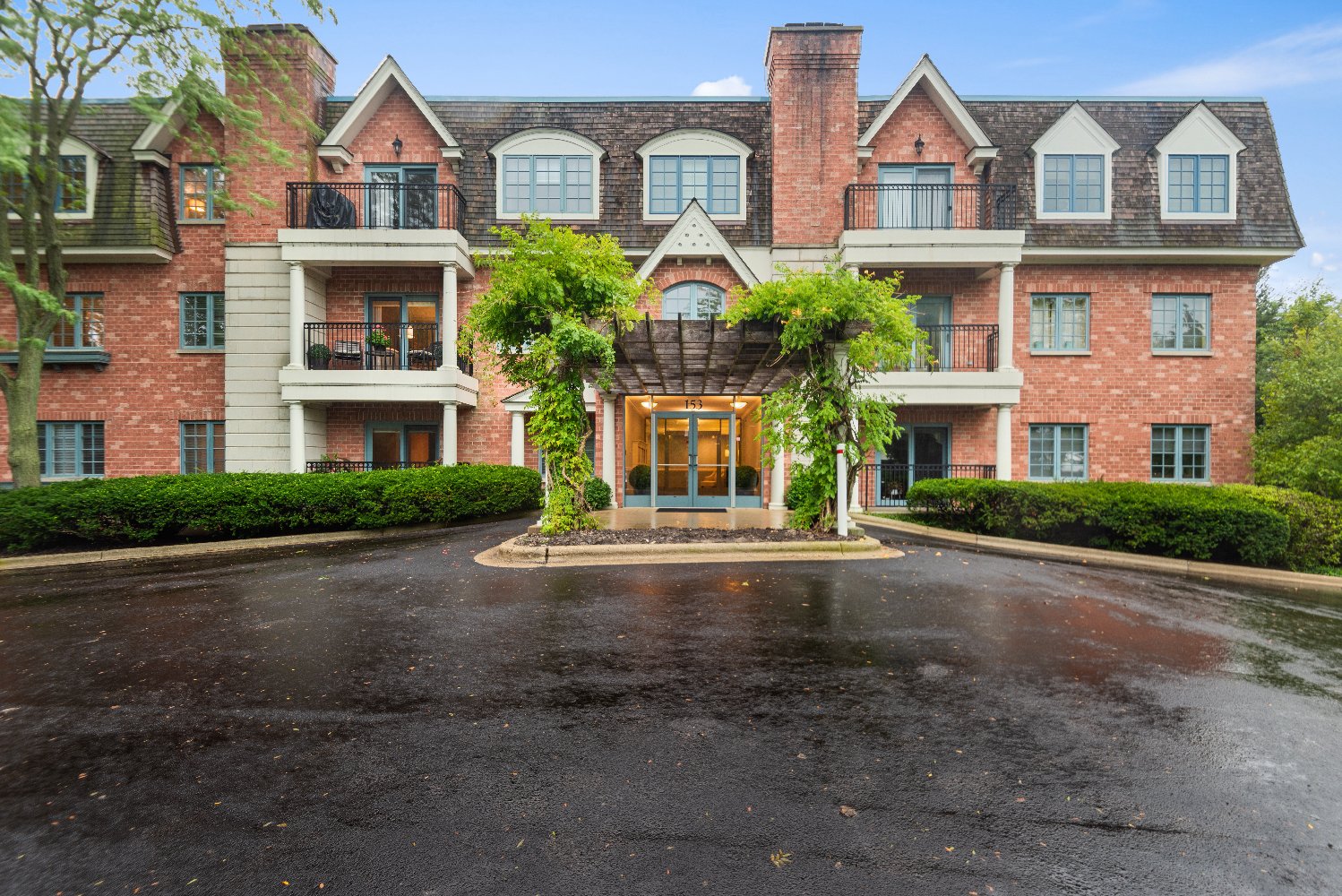 153 East Laurel, #202